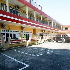 RedDoorz Plus near Stadion Wijaya Kusuma